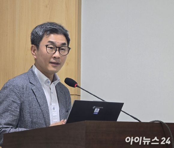 16일 오후 국회의원회관에서 열린 '인앱결제 강제에 따른 이용자 이익저해 대응 방안 토론회'에서 최경진 가천대학교 교수가 공정한 앱마켓 생태계 조성을 위한 법제도 개선 방향을 주제로 발제하고 있다. [사진=안세준 기자]