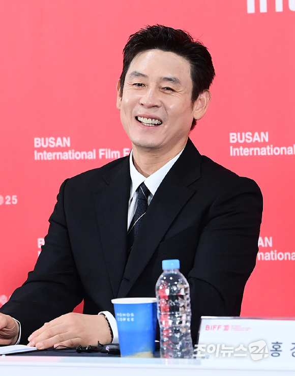 변성현 감독과 배우 설경구가 19일 오전 부산광역시 해운대구 우동 영화의 전당에서 열린 제30회 부산국제영화제(BIFF) 영화 '굿뉴스' 갈라 프레젠테테이션 기자회견에 참석하고 있다. [사진=정소희 기자]