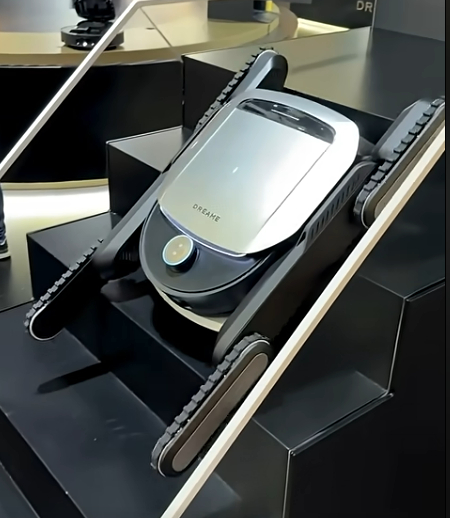 드리미 신제품 사이버X(Cyber X)가 계단을 오르내리는 기술을 시연하고 있다. [사진=@VacuumWars 유튜브 캡처]