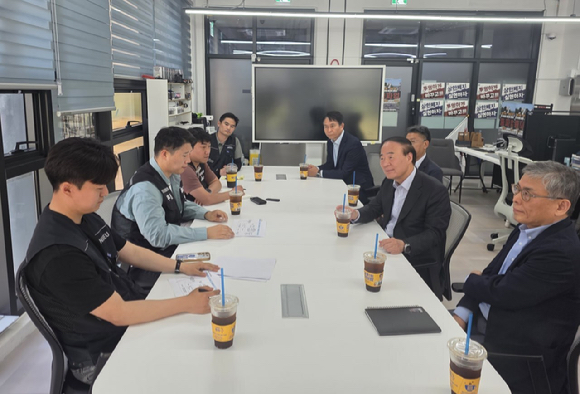 전영현 삼성전자 DS부문장 부회장(오른쪽 두 번째) 등 DS 부문 사장단이 15일 삼성전자 평택캠퍼스 내 초기업노조 삼성전자 지부 사무실을 찾아 최승호 위원장(왼쪽 두 번째) 등 노조 관계자들과 면담하고 있다. [사진=독자 제공]