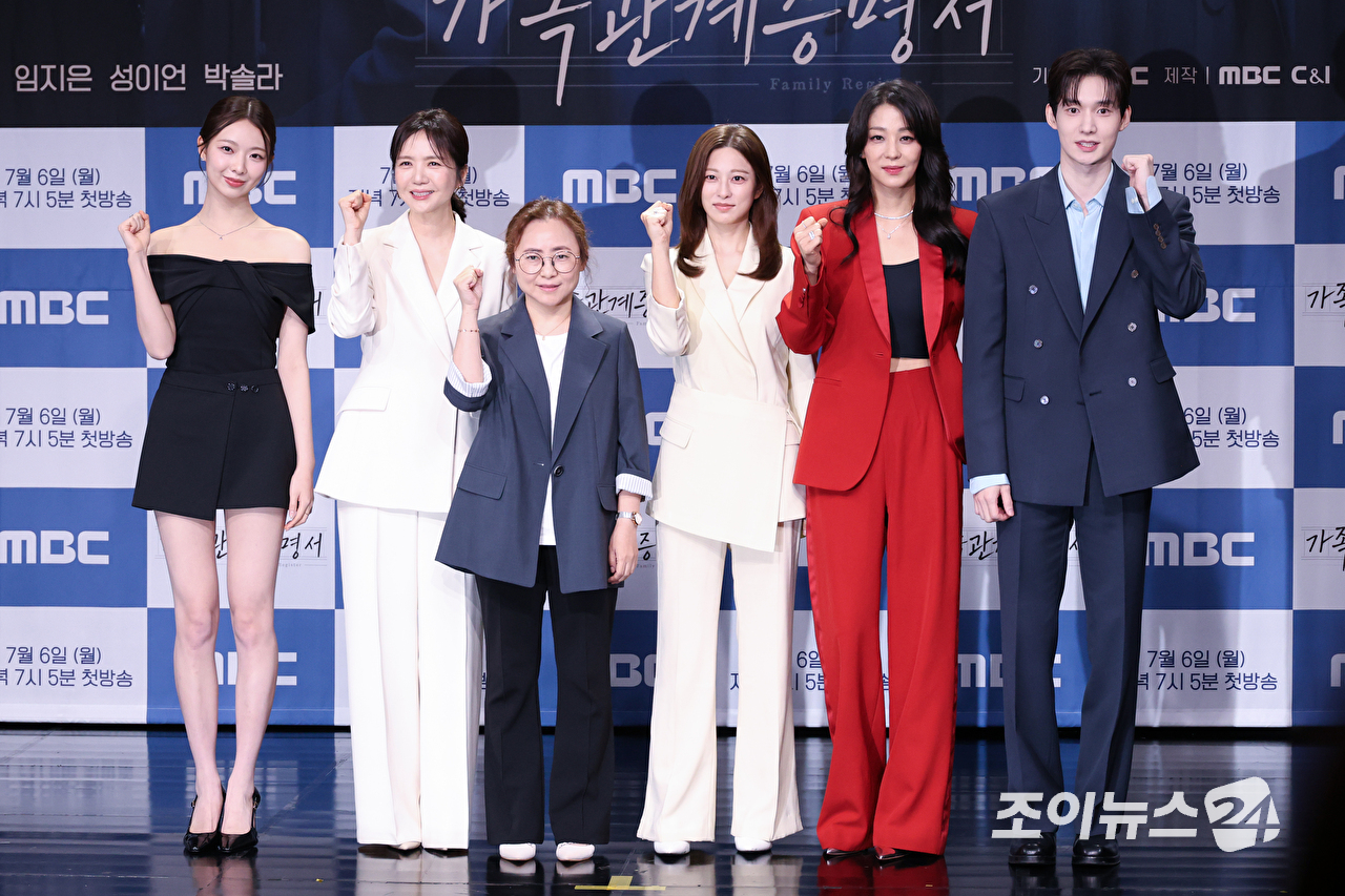 배우 박솔라, 임지은, 박세영, 한고은, 성이언이 2일 오후 서울 마포구 상암동 MBC에서 진행된 MBC 새 일일드라마 '가족관계증명서' 제작발표회에 참석해 포즈를 취하고 있다. [사진=문수지 기자]