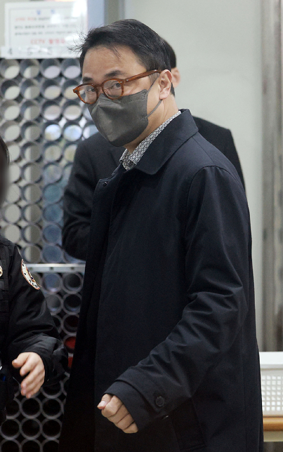 양평 공흥지구 개발 특혜 의혹에 연루된 김건희 여사의 오빠 김진우 씨가 지난 19일 서울 서초구 서울중앙지법에서 열린 구속 전 피의자 심문(영장실질심사)에 출석하고 있다. [사진=연합뉴스]