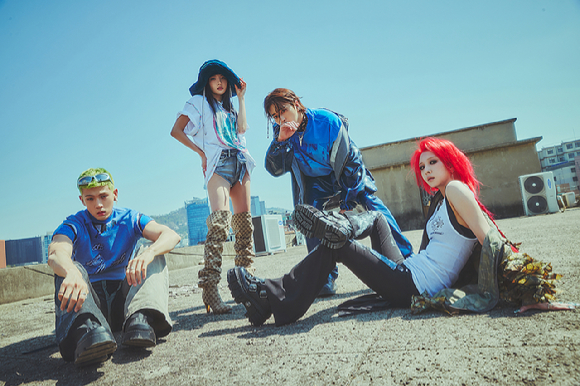 그룹 카드 단체 콘셉트 포토 [사진=DSP미디어]