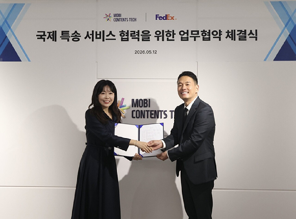 코코다이브를 운영하는 모비콘텐츠 안정은 대표이사(왼쪽부터)와 박원빈 페덱스 코리아 대표이사가 국제 특송 서비스 협력을 위한 업무협약 체결식에 참석해 기념 촬영을 하고 있다. [사진=페덱스]