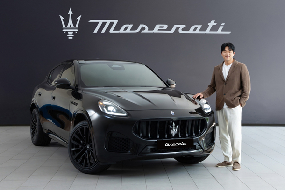 안성재 셰프가 럭셔리 SUV 그레칼레(Grecale)의 한정판 스페셜 에디션 '네로 인피니토(Nero Infinito)' 앞에서 기념촬영하고 있다. [사진=마세라티 코리아]
