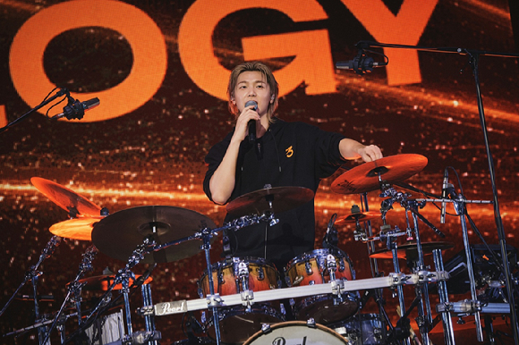 밴드 씨엔블루가 서울 티켓링크 라이브 아레나(구 올림픽공원 핸드볼경기장)에서 2026 CNBLUE LIVE '3LOGY'(2026 씨엔블루 라이브 '쓰릴로지')를 개최하고 관객들을 만나고 있다. [사진=FNC엔터테인먼트]