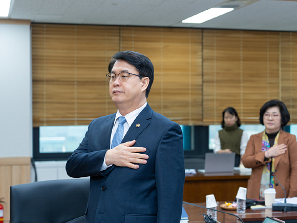 이정렬 개인정보보호위원회 부위원장이 2월 11일 오후 서울 종로구 정부서울청사에서 개최된 2026년 제3회 개인정보보호위원회 전체회의에서 국민의례를 하고 있다. [사진=개인정보보호위원회]