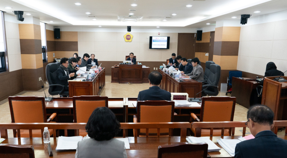 인천광역시의회 건설교통위원회가 18일 인천교통공사 소관 업무에 대한 행정사무감사를 벌이고 있다. [사진=인천시의회]