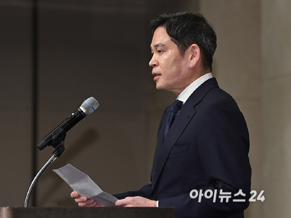 정용진 신세계그룹 회장이 26일 서울 강남구 조선팰리스 호텔에서 스타벅스 5.18 '탱크데이' 마케팅 관련 대국민 사과를 하고 있다. [사진=곽영래 기자]