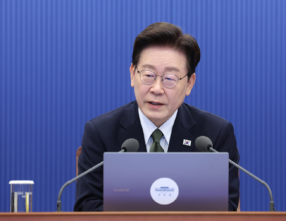 이재명 대통령이 1일 청와대에서 열린 수석보좌관회의에서 발언하고 있다. [사진=연합뉴스]