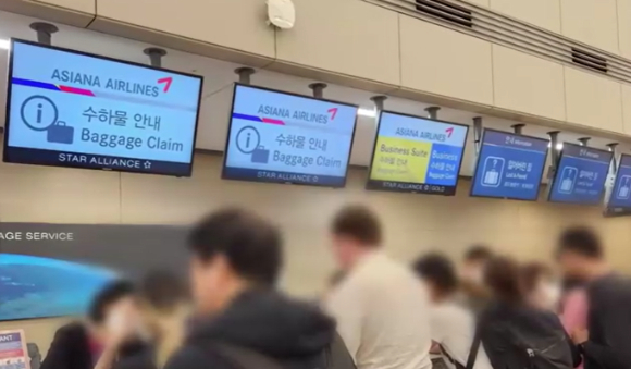 지난 7일 YTN에 따르면 영국 런던 히스로공항에서 인천국제공항 도착 예정이었던 아시아나항공사가  지난 5일(현지시각) 사전 안내 없이 승객 260명의 짐을 싣지 않고 운항했다. [사진=YTN 보도화면 갈무리]