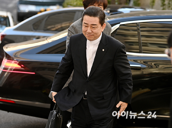 공천헌금 수수 의혹 등 13가지 의혹으로 수사를 받고 있는 김병기 무소속 의원이 26일 오전 서울 마포구 서울경찰청 공공범죄수사대에 출석하고 있다. [사진=곽영래 기자]