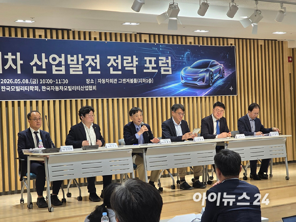 (왼쪽부터) 김성준 골든오크세무법인 대표, 정구민 한국모빌리티학회장, 이종욱 서울여대 명예교수, 박정규 KAIST 겸임교수, 김경유 산업연구원 선임연구위원, 오성민 KAMA 정책기획실장이 7일 서울 서초구 자동차회관에서 열린 '미래차 산업발전 전략 포럼'에서 토론하고 있다. [사진=김종성 기자]