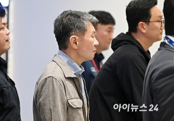 정몽규 대한축구협회장이 30일 오전 인천공항 제2 터미널을 통해 귀국하고 있다. [사진=곽영래 기자]