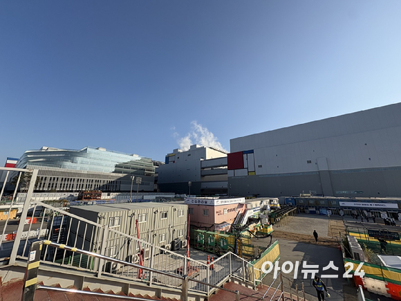 크레인이 빼곡히 들어선 SK하이닉스 용인 반도체 클러스터 공사 현장. 경기도 용인시 처인구 원삼면 일대에서 골조 공정이 진행되고 있다. 2026.01.23 [사진=권서아 기자]