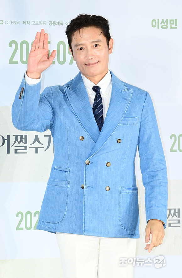 배우 이병헌이 19일 오전 서울 용산구 CGV아이파크몰점에서 열린 영화 '어쩔수가없다'(감독 박찬욱) 제작보고회에 참석하고 있다. [사진=정소희 기자]