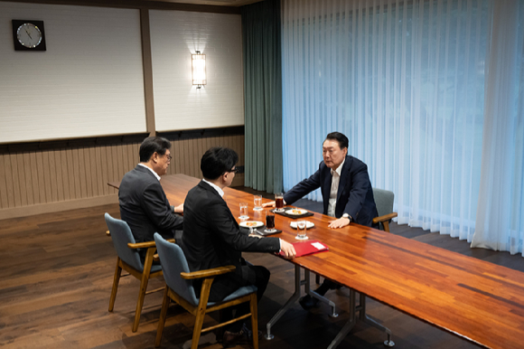 윤석열 대통령이 지난 21일 서울 용산 대통령실 앞 파인그라스에서 국민의힘 한동훈 대표를 만나 대화하고 있다. 이 자리에는 정진석 대통령 비서실장이 배석했다. [사진=대통령실]