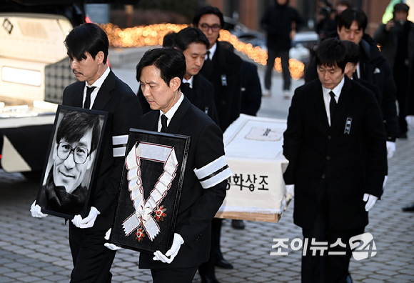 故 안성기 추모 미사&middot;영결식이 9일 오전 서울 명동성당에서 엄수됐다.배우 정우성, 이정재가 고인의 영정과 금관문화훈장을 들고 있다. [사진=곽영래 기자]