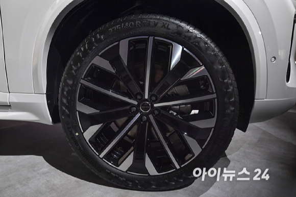 볼보자동차코리아가 2일 서울 광진구 비스타 워커힐에서 신형 XC90을 공개하고 있다.볼보자동차코리아는 현대적인 스칸디나비아 스타일과 최첨단 기술이 적용된 스웨디시 럭셔리 플래그십 신형 XC90 및 S90을 동시에 출시했다.