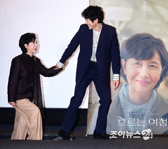 배우 김혜옥과 저스틴 민이 16일 오후 서울 CGV 용산아이파크몰에서 열린 영화 '흐르는 여정'(감독 김진유) 언론시사회에 참석하고 있다. [사진=정소희 기자]