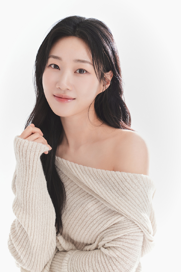 배우 하윤경이 '언더커버 미쓰홍' 종영 인터뷰에 앞서 사진촬영을 하고 있다. [사진=호두앤유엔터테인먼트]