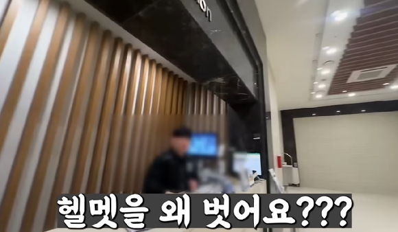 배달 기사에게 헬멧을 벗고 인적사항을 적으라고 요구하는 아파트 영상이 논란이 됐다. [사진=유튜브 '해운대주민' 캡처]