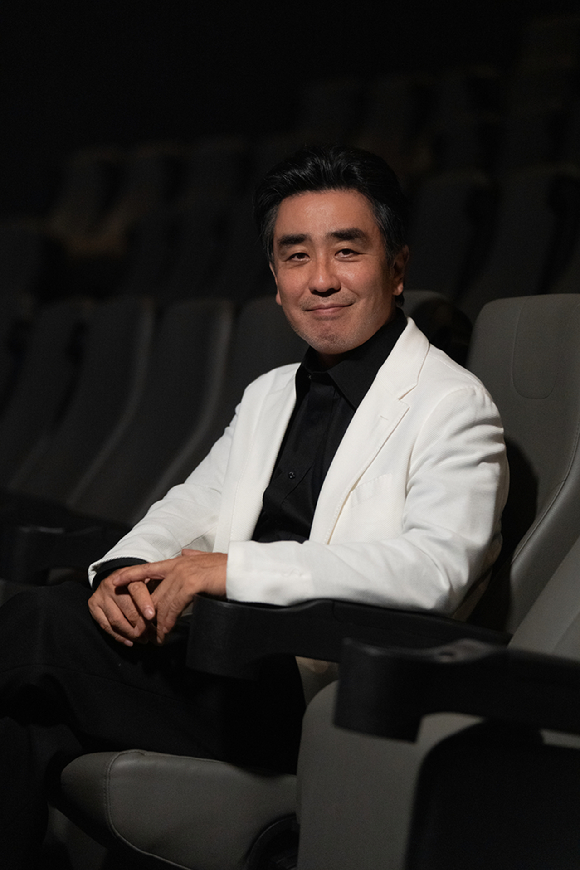 배우 류승룡이 영화 '비광' 인터뷰에 앞서 포즈를 취하고 있다. [사진=(주)플레이그램]