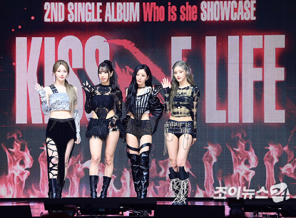 그룹 키스오브라이프가 6일 오후 서울 용산구 블루스퀘어에서 열린 키스오브라이프(KISS OF LIFE)새 싱글 앨범 'Who is she' 발매 기념 쇼케이스에 참석하고 있다. [사진=정소희 기자]