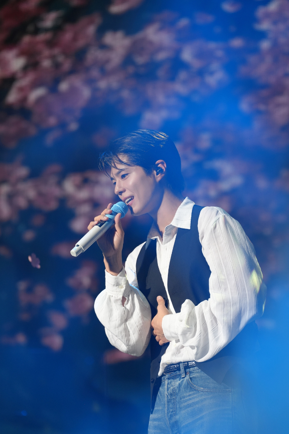 박보검이 요코하마 피아 아레나(PIA ARENA MM)에서 열린 단독 팬미팅 'PARK BO GUM 2025 FAN MEETING TOUR IN JAPAN [BE WITH YOU]'에서 무대를 선보이고 있다. [사진=더블랙레이블]