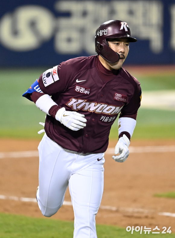 1일 오후 서울 잠실야구장에서 '2021 신한은행 SOL KBO리그' 키움 히어로즈와 두산 베어스의 와일드카드 결정전 1차전이 진행됐다. 키움 이용규가 8회초 무사 선두타자로 나서 안타를 날리고 있다. [사진=김성진 기자]