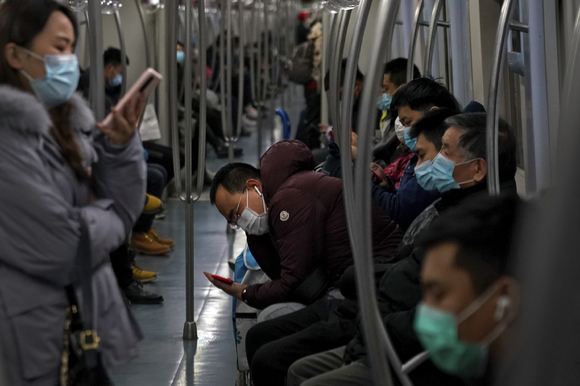 중국 베이징에서 마스크를 쓴 시민들이 지하철로 통근하고 있다. [베이징=AP/뉴시스] [사진=뉴시스]