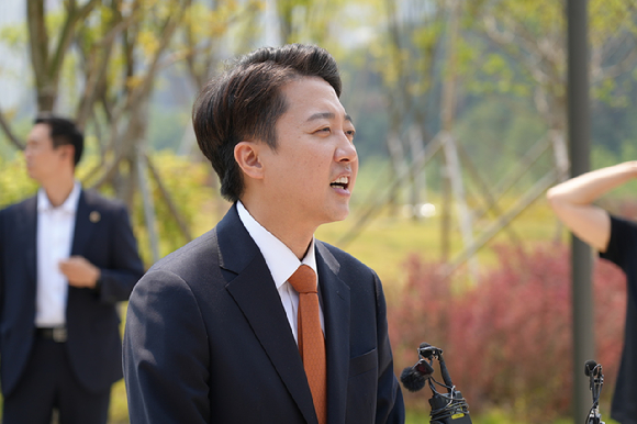 이준석 개혁신당 대선 후보가 29일 경기 성남시 동탄9동 행정복지센터에서 사전투표를 마친 후 입장을 발표하고 있다. [사진=개혁신당]