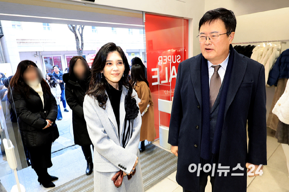 이부진 한국방문의해위원회 위원장 겸 호텔신라 대표이사와 김대현 문화체육관광부 2차관이 2026 코리아그랜드세일 개막일인 17일 오전 서울 중구 에잇세컨즈 매장을 찾아 현장점검을 하고 있다. [사진=정소희 기자]