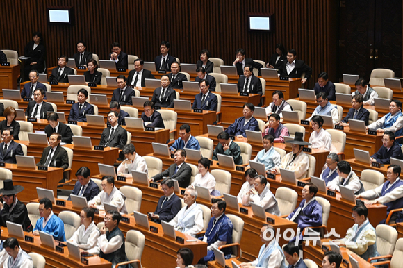 1일 오후 서울 여의도 국회에서 열린 제429회 국회(정기회) 개회식에서 국민의례를 하고 있다. 국민의힘 의원들의 검은 옷과 더불어민주당 의원 등의 한복이 대비되고 있다. [사진=곽영래 기자]