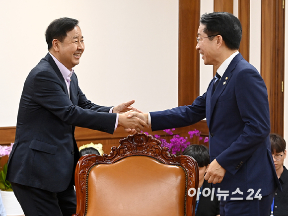 구윤철 부총리 겸 재정경제부 장관이 15일 오후 서울 여의도 국회에서 조정식 국회의장을 예방하고 있다. [사진=곽영래 기자]