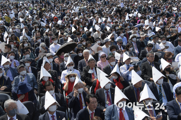 10일 시민들이 제20대 대통령 취임식장인 국회의사당에서 식전 행사를 관람하고 있다. [사진=국회사진취재단]