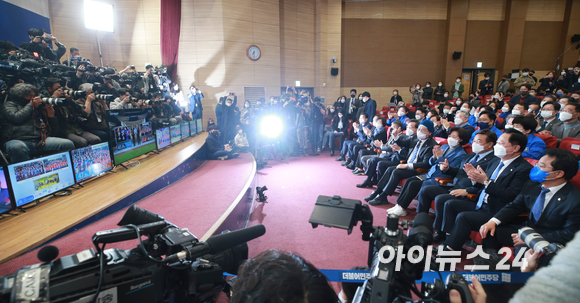 더불어민주당 이낙연 총괄선대위원장과 송영길 대표, 윤호중 원내대표, 추미애 명예선대위원장 등 당 지도부가 9일 오후 서울 여의도 국회 의원회관 개표 상황실에서 방송 3사, JTBC 출구조사 결과를 지켜보고 있다. [사진=정소희 기자]