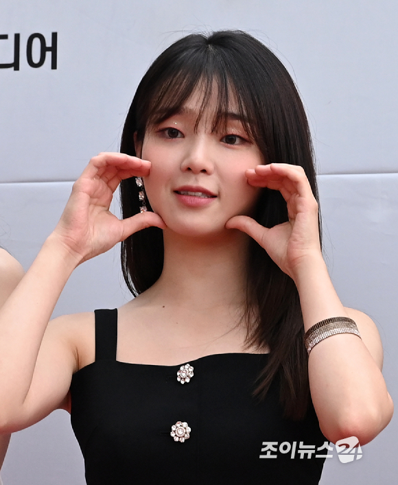 그룹 오마이걸 승희가 25일 오후 서울 잠실학생체육관에서 열린 '2022 K 글로벌 하트 드림 어워즈' 레드카펫에 참석해 포즈를 취하고 있다. [사진=김성진 기자]