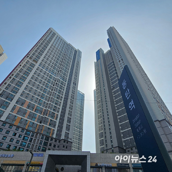 외지인 매입은 줄고, 서울 거주자의 수도권 외곽 매입은 늘어나는 '탈서울' 흐름이 나타나며, 5월 9일 세제 로드맵과 추가 공급이 향후 시장에 변화를 줄지 주목된다. 사진은 송파구 신천동 신축 아파트 '잠실 르엘'. [사진=김민지 기자]