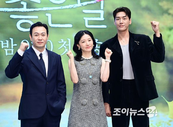 배우 박용우-이영애-김영광이 16일 오후 서울 구로구 더세인트에서 열린 KBS2 토일드라마 '은수 좋은 날' 제작발표회에서 포즈를 취하고 있다. [사진=정소희 기자]