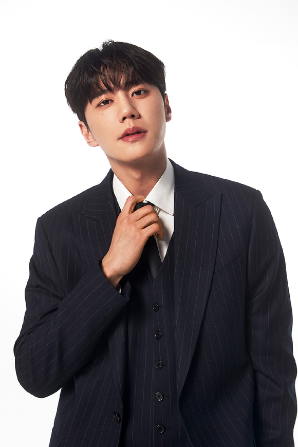 배우 이준영이 디즈니+ 시리즈 '로얄로더' 인터뷰를 위해 포즈를 취하고 있다. [사진=월트디즈니 컴퍼니 코리아]