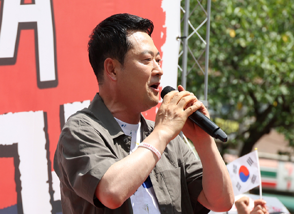 국민의힘 장동혁 대표가 25일 오후 경남 김해시 내동 거북공원에서 열린 6&middot;3 참정권 침해 규탄 김해시민 집회에서 연설하고 있다. 2026.7.25 [사진=연합뉴스]