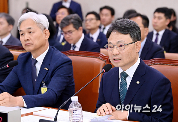 박은식 산림청장이 20일 서울 여의도 국회에서 열린 농림축산식품해양수산위원회 국정감사에서 질의에 답변하고 있다. [사진=곽영래 기자]