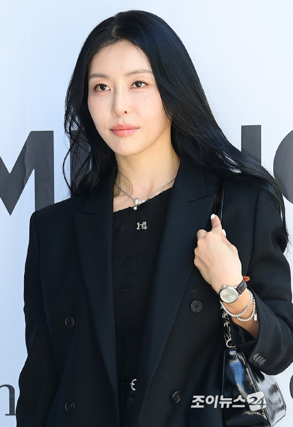 배우 서민주가 24일 오후 서울 성동구 성수동 더블유미션에서 열린 홀리넘버세븐 X 코타로 타니야마 콜라보 팝업 오프닝 행사에 참석하고 있다. [사진=정소희 기자]