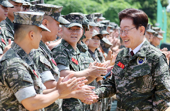 이재명 대통령이 24일 인천시 옹진군 해병대 연평부대에서 K9A1 자주포에 탑승해 K-6 중기관총을 조준하고 있다. 2026.6.24 [청와대통신사진기자단] [사진=연합뉴스]