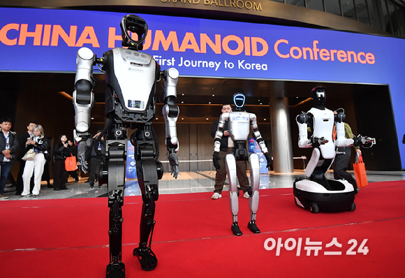 4일 오전 서울 강남구 코엑스에서 열린 2026 스마트공장&middot;자동화산업전(AW2026)에서 유니트리 g1, 레쥬 코아보 4프로가 시연을 하고 있다. [사진=곽영래 기자]