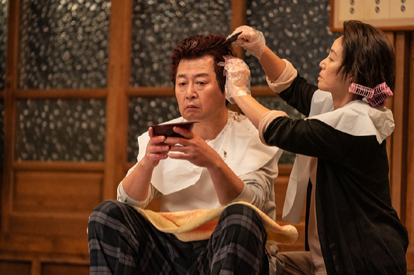 배우 김윤석과 김성령이 영화 '대가족'에서 열연하고 있다. [사진=롯데엔터태인먼트]