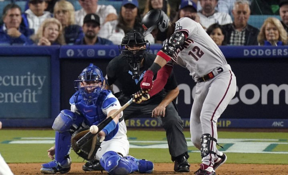 MLB 애리조나 로우데스 구리엘 주니어가 10일(한국시간) 열린 LA 다저스와 NLDS 2차전 6회초 맞이한 타석에서 솔로 홈런을 쏘아 올리고 있다. [사진=뉴시스]