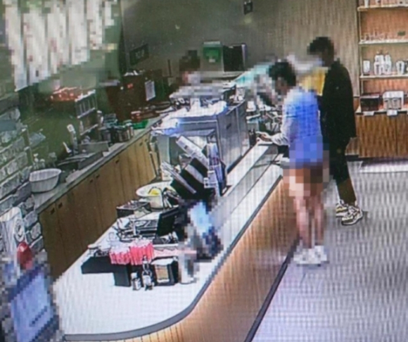 지난해 부산의 한 카페에서 남성이 하의를 입지않고 커피를 주문하는 모습. [사진=온라인커뮤니티 갈무리]