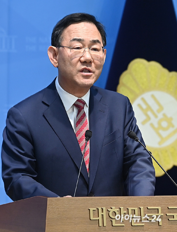 6&middot;3 지방선거 국민의힘 대구시장 경선에서 컷오프(공천 배제)된 주호영 의원이 23일 서울 여의도 국회 소통관에서 불출마 기자회견을 하고 있다. [사진=곽영래 기자]